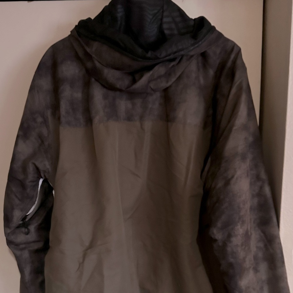 Volcom Snowboard/Ski Jacket Like New - image 2